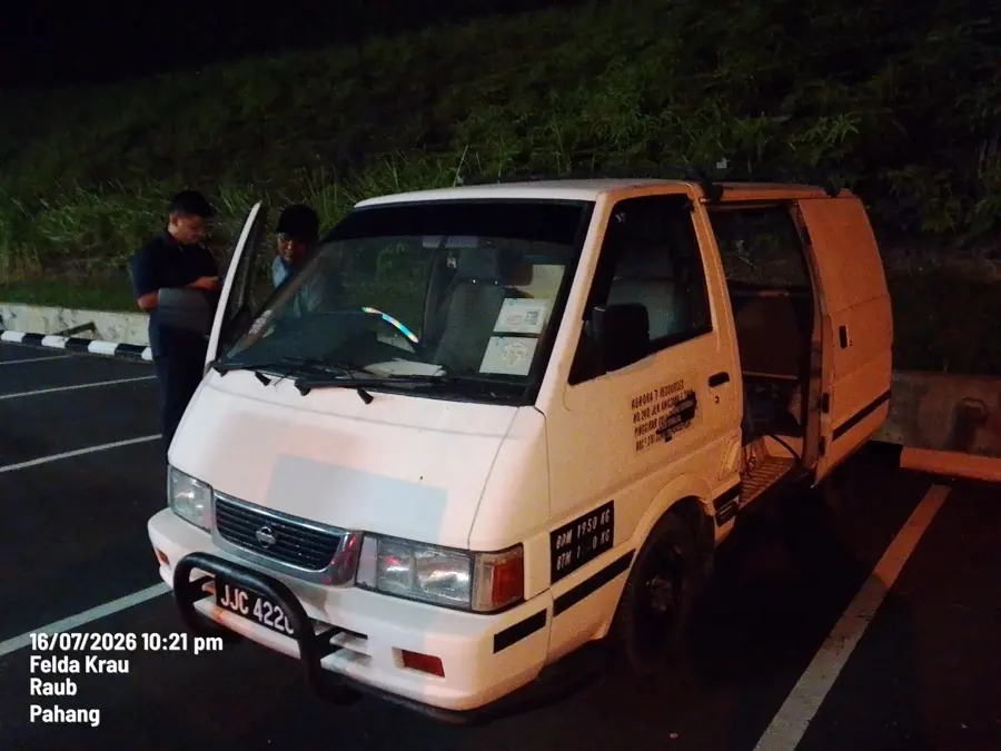 Kru bantuan menyelesaikan masalah van pada waktu malam di kawasan Felda