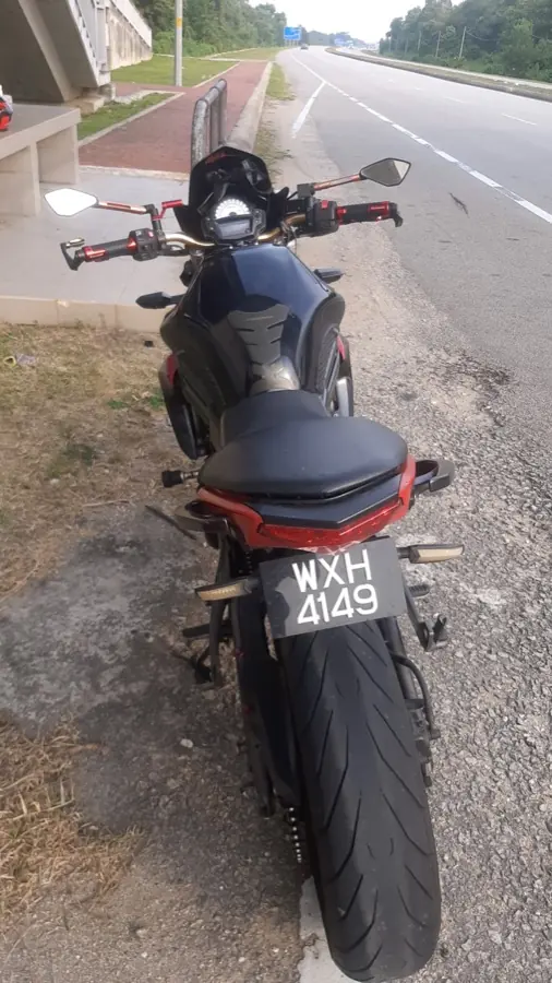 Motosikal berkuasa tinggi menunggu trak tunda di bahu lebuhraya