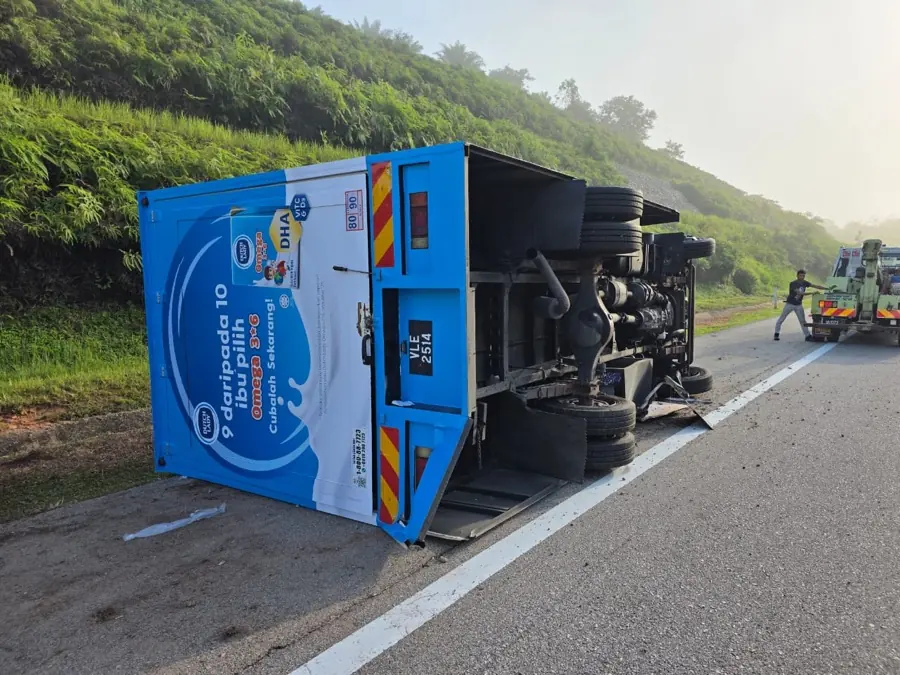 Lori terbalik di tepi lebuhraya sedang dipulihkan dengan trak kren