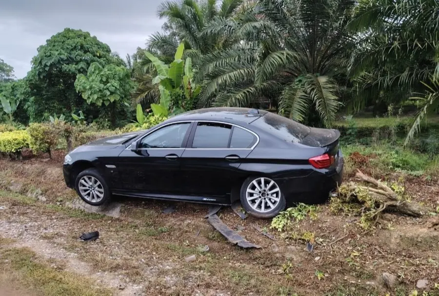 Kereta sedan tergelincir ke dalam parit ladang menunggu kerja recovery
