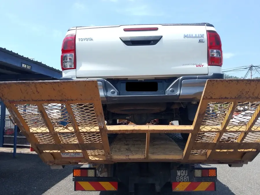 Pacuan empat roda Hilux dinaikkan ke atas trak tunda